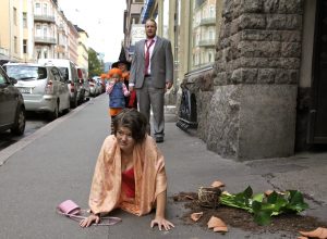 22時。渋谷の路上が映画館になる。本日からの上映作品は『The Missin