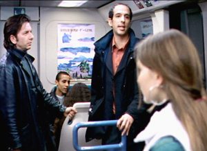 22時。渋谷の路上が映画館になる。本日からの上映作品は『Conversati