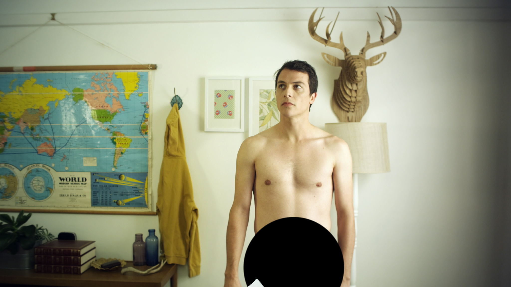 22時。渋谷の路上が映画館になる。本日からの上映作品は『Bear Me/クマ