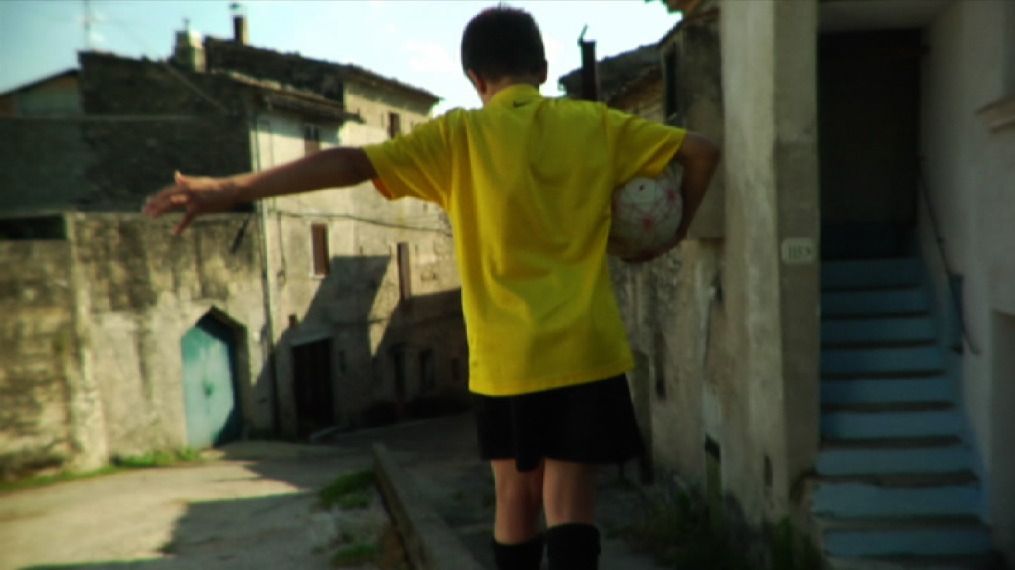 22時。渋谷の路上が映画館になる。本日からの上映作品は『From three