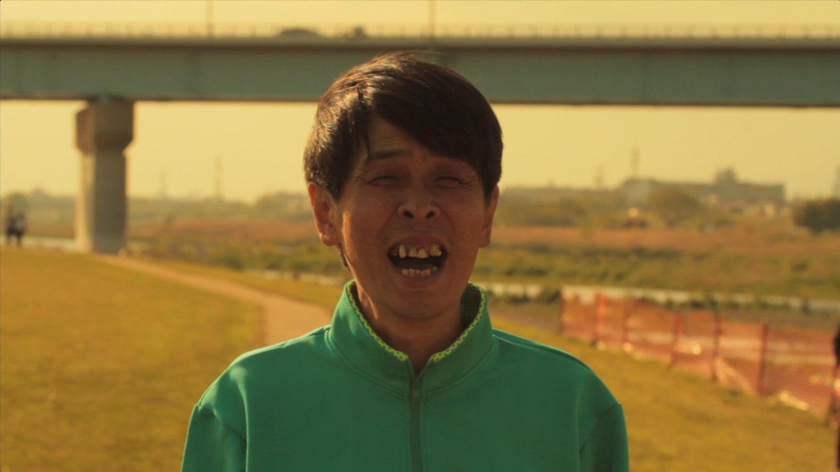 22時。渋谷の路上が映画館になる。本日からの上映作品は『Ronaldo/ロナ