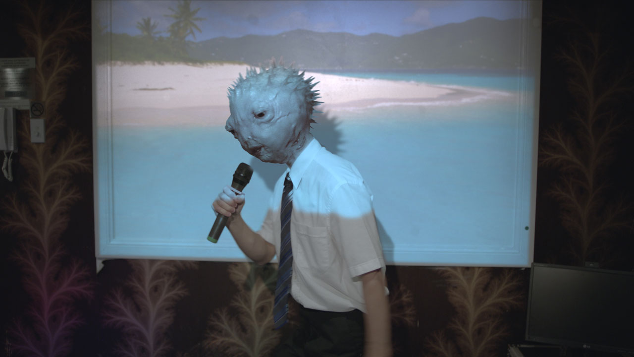 21時。渋谷の路上が映画館になる。本日の上映作品は『Sink or Swim