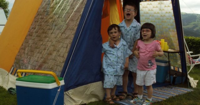 22時。渋谷の路上が映画館になる。本日からの上映作品は『Inflatable