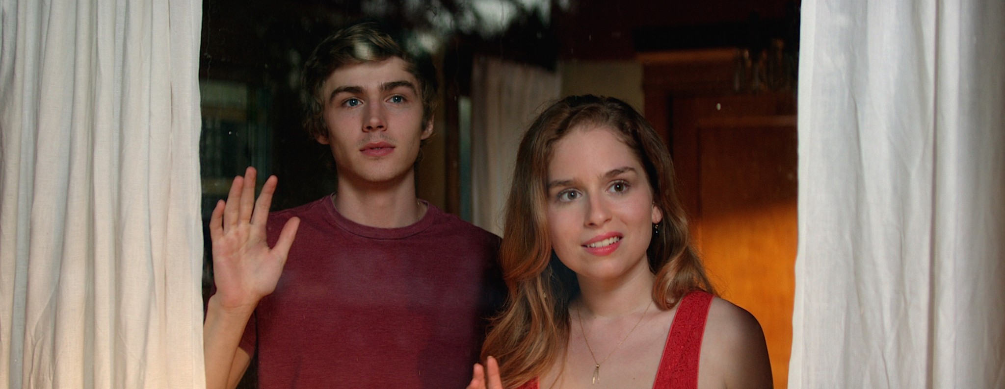 21時。渋谷の路上が映画館になる。今週の上映作品は『トリとハリネズミ / D